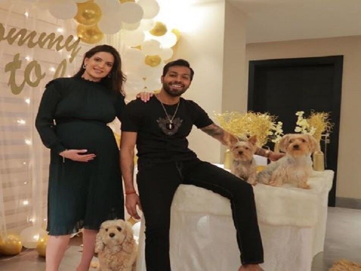 natasa stankovic shares unseen photo with her baby shower પ્રેગનન્ટ નતાશાએ હાર્દિક પંડ્યા સાથે બેબી બમ્પ ફ્લૉન્ટ કરતા શેર કરી બેબી શૉવરની તસવીર