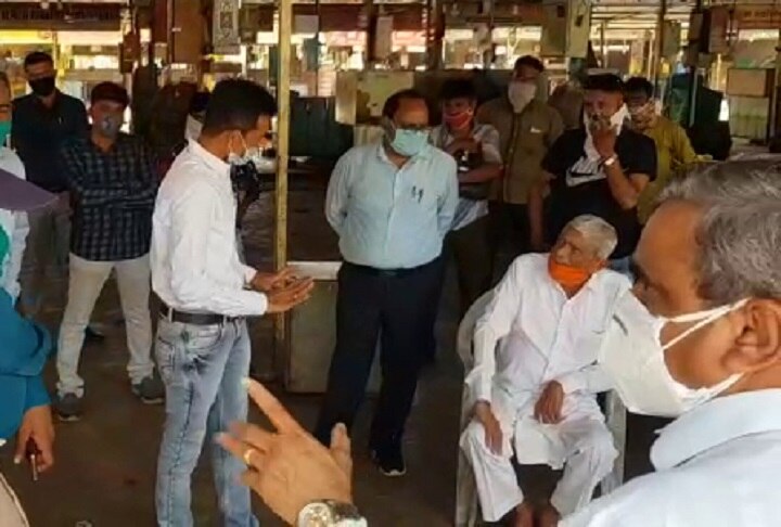 9 vegetable shoppers found covid-19 positive in Padara APMC  વડોદરાઃ શાક માર્કેટના 9 વેપારીઓને લાગ્યો કોરોનાનો ચેપ, અધિકારીઓ થયા દોડતા, જાણો વિગત