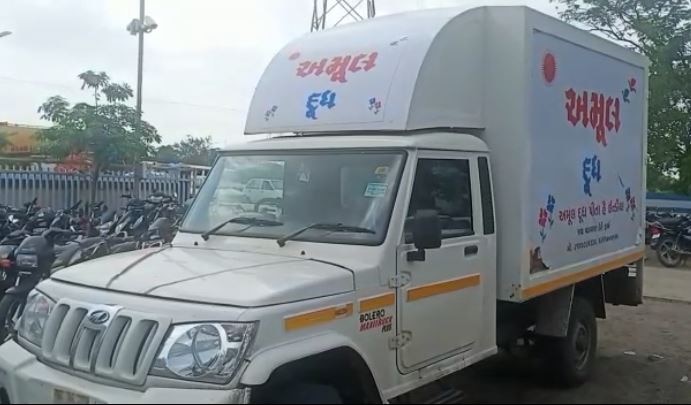 Police seized 91 cartons of foreign liquor an Amul milk Vehicle from vasavad Gondal રાજકોટ: ગોંડલ પાસેથી અમૂલ દૂધના વાહનમાંથી પોલીસે 91 પેટી વિદેશી દારૂનો જથ્થો ઝડપ્યો