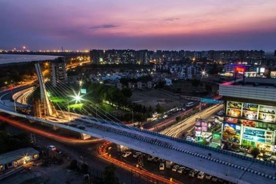 Surat shoppers declare self lockdown  due to hike covid-19 cases, Shops closed in Rander-Adajan  સુરતમાં વધી રહેલા કોરોનાના સંક્રમણને લઈને વેપારીઓએ શું લીધો મોટો નિર્ણય? જાણો વિગત