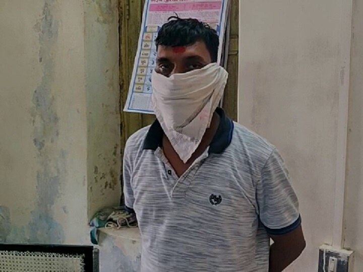 Two policeman caught during take bribe in Chhotaudepur  છોટાઉદેપુર : દારૂની બે બોટલ સાથે પકડાયો શખ્સ, પોલીસે કેસ ન કરવાના માંગ્યા 21 હજાર ને પછી....