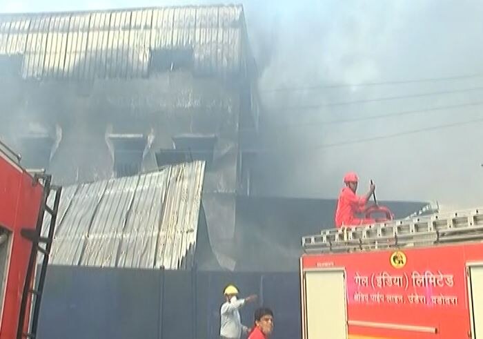fire broke out Jai Agro Industry in Vaghodia Vadodara વડોદરાના વાઘોડિયાની જય એગ્રો ઇન્ડસ્ટ્રીઝમાં ભીષણ આગ, 6 કલાકથી આગને કાબૂમાં લેવા પ્રયાસ