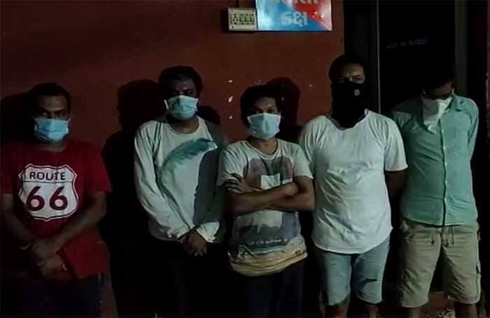 13 people arrested by Padra Police વડોદરાઃ 13 નબિરા ફાર્મ હાઉસમાં માણી રહ્યા હતા દારૂની મહેફિલ અને પોલીસ ત્રાટકી, જાણો વિગત