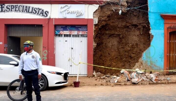 ABP News મેકિસકોમાં 7.7ના ભૂકંપમાં મકાનો પત્તાના મહેલની જેમ ધરાશાયી, લોકો રસ્તા પર, ઘરે જતાં ફફડે છે, જુઓ વિનાશકતાની તસવીરો