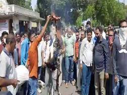 વડોદરા કોર્પોરેશનમાં સમાવાતા સેવાસી ગામના લોકોએ પૂતળા સગળાવી કર્યો વિરોધ