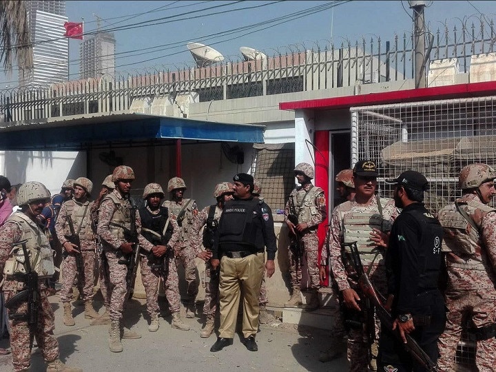 terrorists attack on karachi stock exchange in pakistan પાકિસ્તાનઃ કરાચી સ્ટૉક એક્સચેન્જ પર મોટો આતંકી હુમલો, 4 આતંકી ઠાર