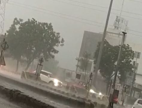 Heavy rainfall in Ahemdabad city અમદાવાદમાં વિજળીના કડાકા સાથે અનેક વિસ્તારમાં વરસાદ