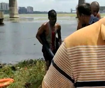 Man suicide after jump in Tapi river from bridge in Surat  સુરતઃ બ્રિજ પરથી યુવકે લગાવી મોતની છલાંગ, આત્મહત્યાનું કારણ અકબંધ, જાણો વિગત