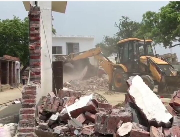 Kanpur: Distrcit administration demolished the house of history sheeter Viaks Dubey UP: આઠ પોલીસકર્મીની હત્યા કરનારા વિકાસ દુબે પર મોટી કાર્યવાહી, JCBથી તોડી પાડવામાં આવ્યું મકાન