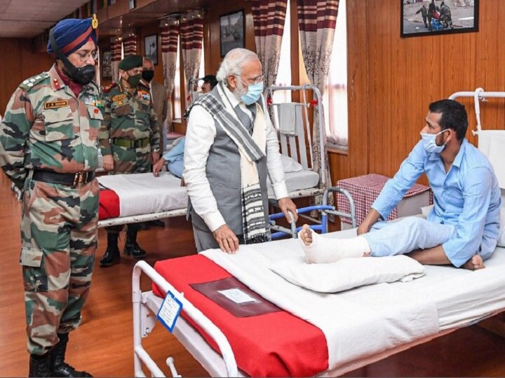 prime minister Narendra modi met soldiers injured in galwan clash in training ward indian army leh hospital  લેહમાં આર્મી હોસ્પિટલ પર સવાલ ઉઠાવનારાઓને સેનાનો જવાબ, કહ્યું- આલોચના દુર્ભાગ્યપૂર્ણ