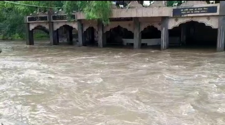 Heavy rains in Saurashtra, ancient Madhavray temple submerged in water સૌરાષ્ટ્રમાં સાંબેલાધાર વરસાદ, પ્રાચીનું માધવરાય મંદિર પાણીમાં ગરકાવ
