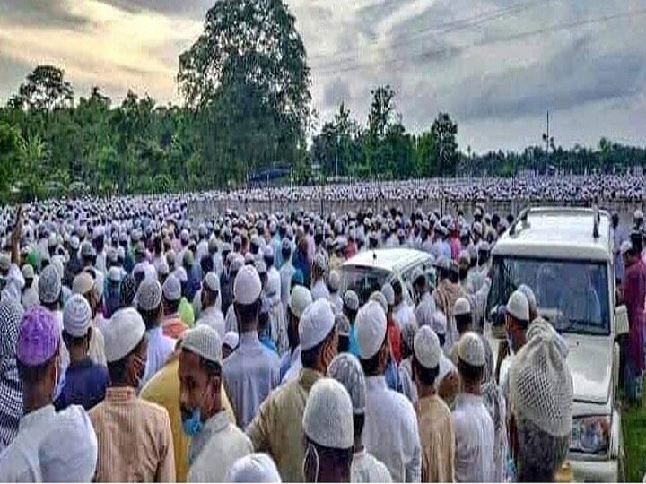 Assam: Thousands attends Janaja in Nagaon floting social distancing three villages lockdown કોરોનાઃ આસામમાં મૌલાનાના અંતિમ સંસ્કારમાં સામેલ થયા હજારો લોકો, તંત્રએ ત્રણ ગામને કર્યા સીલ