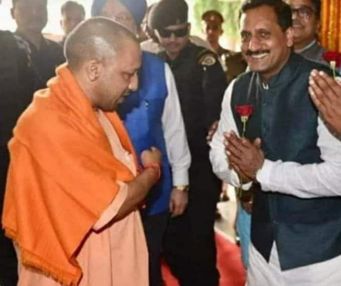 યોગી આદિત્યનાથને ગેંગસ્ટર વિકાસ દુબે અભિનંદન આપતો હોય એવી વાયરલ તસવીરની શું છે હકીકત? viral photo a man standing with cm yogi adityanath like as vikas dubey યોગી આદિત્યનાથને ગેંગસ્ટર વિકાસ દુબે અભિનંદન આપતો હોય એવી વાયરલ તસવીરની શું છે હકીકત?