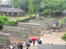 જૂનાગઢઃ બેઠો પુલ પાણીમાં તણાતા ગામ બે ભાગમાં વહેંચાયું, લોકોને ભારે હાલાકી