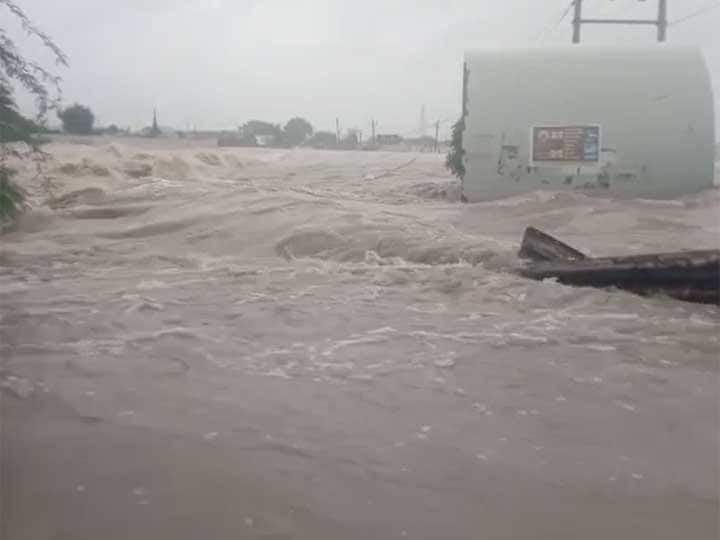 સૌરાષ્ટ્રમાં મેઘો: કાલાવડમાં મૂશળધાર 14 ઈંચ વરસાદથી જ્યાં જુઓ ત્યાં પાણી જ પાણી, બીજા કયા વિસ્તારમાં કેટલો વરસાદ નોંધાયો? 14 Inch Rainfall in Kalavad to Jamnagar on Monday સૌરાષ્ટ્રમાં મેઘો: કાલાવડમાં મૂશળધાર 14 ઈંચ વરસાદથી જ્યાં જુઓ ત્યાં પાણી જ પાણી, બીજા કયા વિસ્તારમાં કેટલો વરસાદ નોંધાયો?