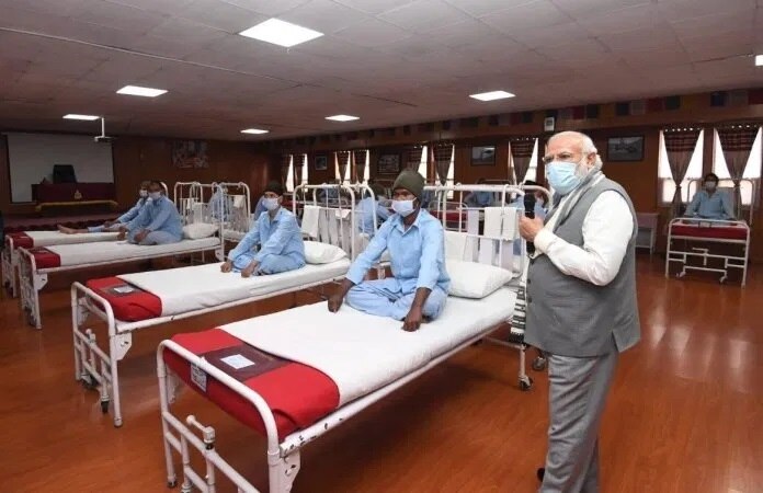 fact check, Wasn't it the Army Hospital where Modi met the wounded soldiers in Leh?  મોદી લેહમાં ઘાયલ જવાનોને મળ્યા એ આર્મી હોસ્પિટલ નહોતી ? વિવાદ અંગે સરકારે શું કર્યો ખુલાસો