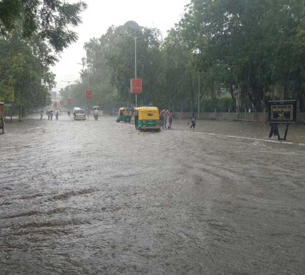 Three days of heavy rains forecast in South Gujarat-Saurashtra ગુજરાતનાં આ વિસ્તારમાં આગામી ત્રણ દિવસ ભારે વરસાદની આગાહી, જાણો ક્યાં ક્યાં થશે મેઘમહેર