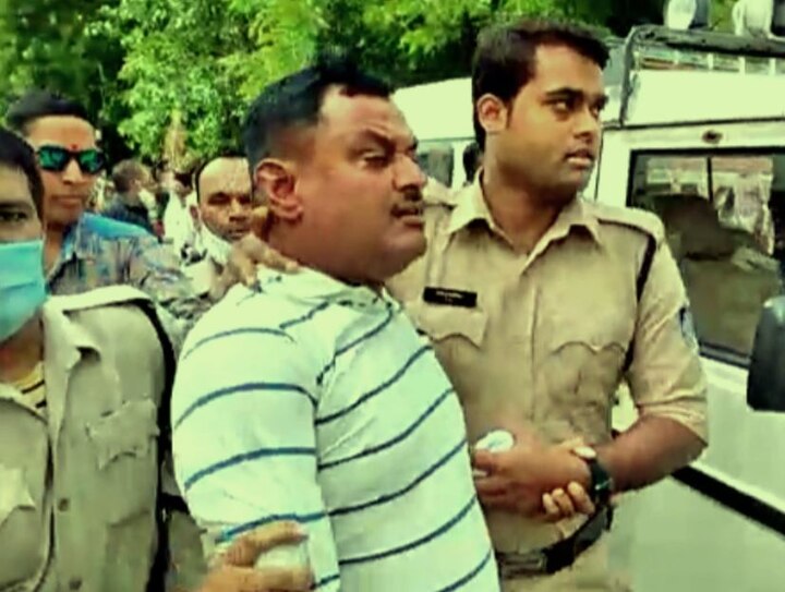 vikas dubey arrested kanpur gangster disclosure on shootout 8 પોલીસકર્મીઓની હત્યા બાદ મૃતદેહને સળગાવવા માંગતો હતો વિકાસ દુબે, પૂછપરછમાં થયો ખુલાસો