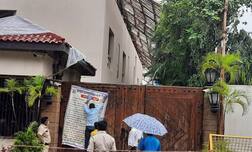 બચ્ચનના બંગલા 'જલસા'ની આસપાસનો વિસ્તાર જાહેર કરાયો કન્ટેનમેન્ટ ઝોન, BMCએ લગાવ્યા બેનર