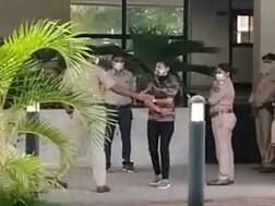 સુરત: પોલીસ હેડ ક્વાર્ટરમાં હાજરી આપ્યા બાદ મીડિયા સામે મહિલા કોન્સ્ટેબલ સુનિતાએ બતાવ્યો પોતાનો રૂઆબ