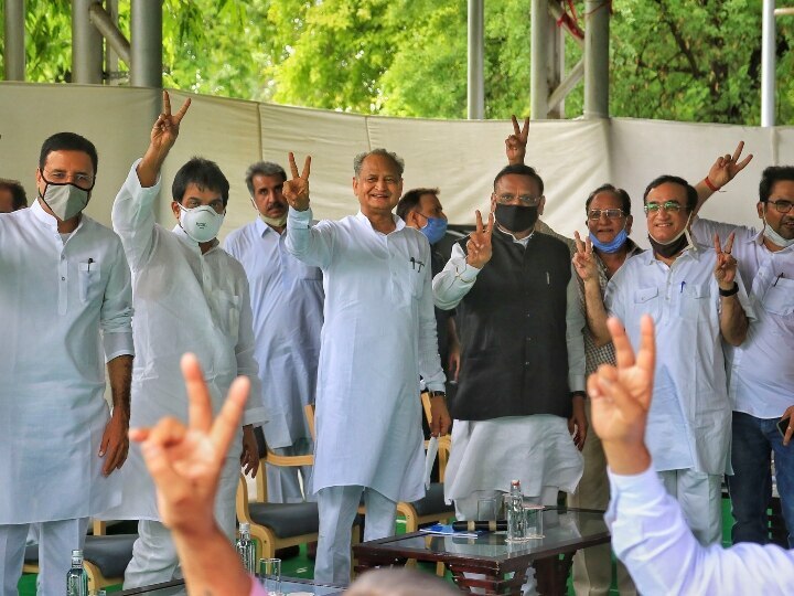 Rajasthan politics cm ashok gehlot flashes victory sign during a meeting with congress mla રાજસ્થાન: કૉંગ્રેસ ધારાસભ્ય દળની બેઠકમાં 109 MLA સામેલ થયા હોવાનો દાવો