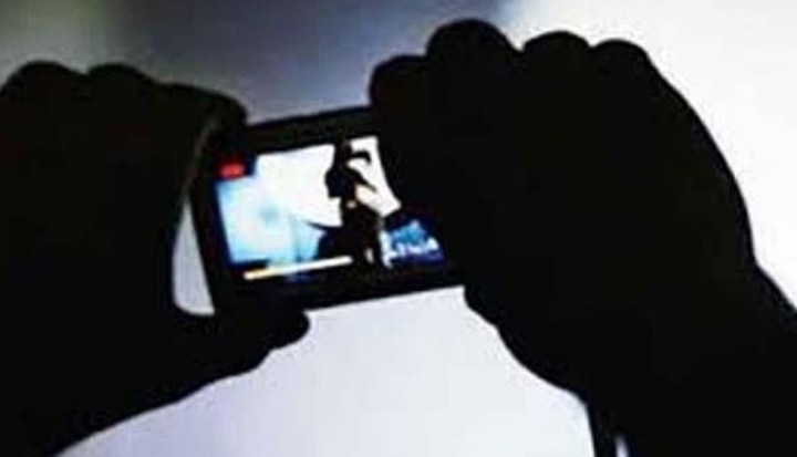 Woman police complaint against businessman after spread her video in Vadodara  ગુજરાતના મોટા શહેરમાં બિઝનેસમેને કર્મચારી યુવતીની સાથે બાંધ્યા શારીરિક  સંબંધ, ક્યાં મનાવતો રંગરેલિયાં ? જાણો વિગત