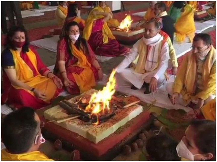 yagya perform in himachal pradesh, CM presence in corona yagya  કોરોનાને ભગાવવા આ રાજ્યમાં નિયમોને નેવે મુકીને કરાયો યજ્ઞ, ખુદ મુખ્યમંત્રી પણ બેસી ગયા યજ્ઞમાં