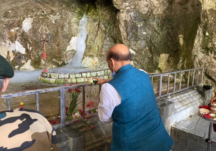 Rajnath singh visited the Holy Cave at Shri Amarnath today  રક્ષા મંત્રી રાજનાથ સિંહે બાબા અમરનાથ મંદિરમાં કરી પૂજા અર્ચના