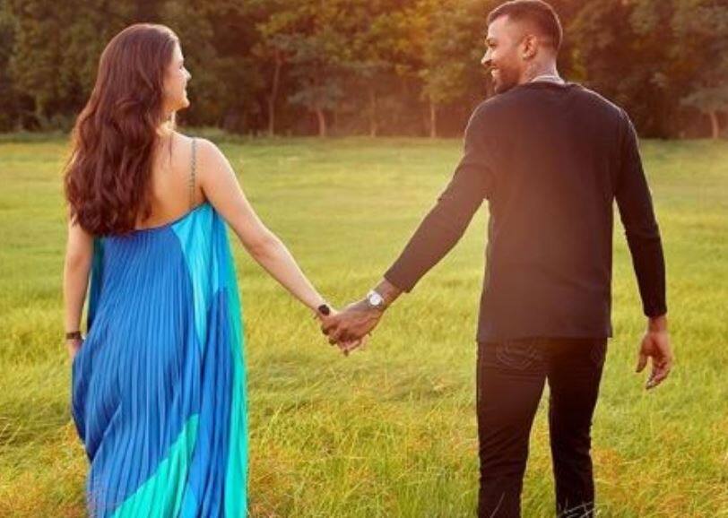 Hardik Pandya shares pic with Natasha of maternity shoot નતાશાના હાથમાં હાથ નાંખી પાર્કમાં ફરતો જોવા મળ્યો હાર્દિક પંડ્યા, તસવીર શેર કરી કહ્યું- 'ખુશીઓ તરફ જતાં'