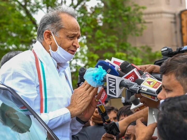 cm ashok gehlot writes letter to pm modi on governments horse trading ગેહલોતનો PM મોદીને પત્ર, કહ્યું- શેખાવત અને અમારા અતિ મહાત્વાકાક્ષી નેતા સરકાર પાડવાના કરી રહ્યાં છે પ્રયાસ