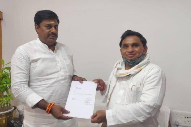 મધ્યપ્રદેશમાં કૉંગ્રેસને લાગ્યો વધુ એક ઝટકો, ધારાસભ્યએ પદ પરથી આપ્યું રાજીનામું congress mla narayan patel resigns from his membership of the madhya pradesh legislative assembly મધ્યપ્રદેશમાં કૉંગ્રેસને લાગ્યો વધુ એક ઝટકો, ધારાસભ્યએ પદ પરથી આપ્યું રાજીનામું