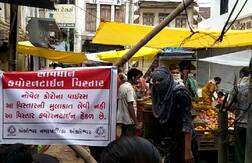 ગુજરાતના આ શહેરમાં કન્ટેન્મેન્ટ ઝોનમાં ભરાઈ શાકમાર્કેટ, પછી શું થયું? જાણો વિગત