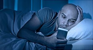 જો તમે પણ ઊંઘતા પહેલા કરતા હોય સ્માર્ટફોનનો ઉપયોગ તો થઇ જાઓ સાવધાન, થઇ શકે છે આ નુકશાન