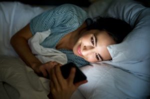 રાત્રે ઉંઘતા પહેલા સ્માર્ટફોનનો ઉપયોગ કરવો નુકશાનકારક, જાણો શું થઇ શકે છે નુકશાન