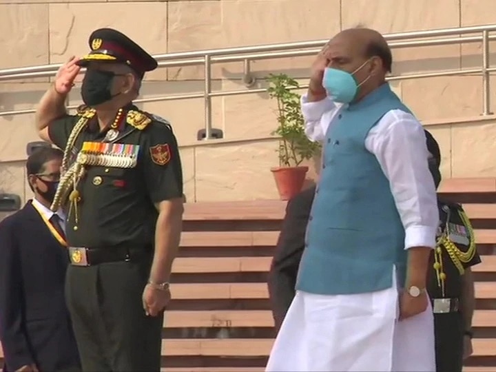 kargil vijay diwas defence minister rajnath singh pays homage to martyr at national war memorial કારગિલ વિજય દિવસ:  રક્ષામંત્રી રાજનાથ સિંહે સમર સ્મારક પર આપી શ્રદ્ધાંજલિ, કહ્યું- શહીદોથી હંમેશા પ્રેરણા મળશે