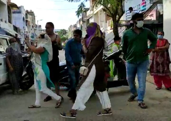 Society women bit Councillor in Ahmedabad અમદાવાદઃ ભાજપના મહિલા કોર્પોરેટરની સોસાયટીની મહિલાઓએ કરી ધોલાઇ, શું હતું કારણ?