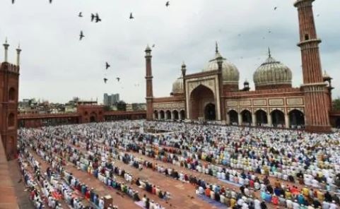 Devotee  offer namaz at jama masjid on eid aladha 2020 આજે દેશભરમાં મનાવવામાં આવી રહી છે ઈદ, દિલ્હીની જામા મસ્જિદમાં નમાજ અદા કરવામાં આવી