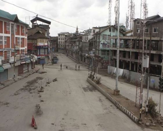 Covid 19 spike Jammu and Kashmir govt imposes restrictions on movement દેશના આ રાજ્યમાં 3થી વધારે લોકોના એકઠા થવા પર મુકવામાં આવ્યો પ્રતિબંધ, રાત્રિ કર્ફ્યુ પણ લગાવાયો, જાણો વિગત