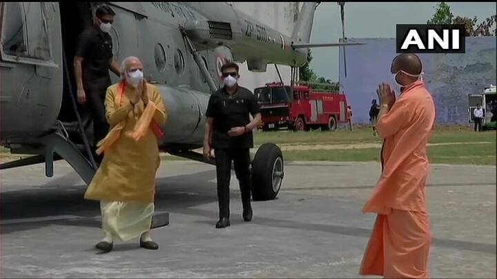 અયોધ્યા પહોંચીને પીએમ મોદીએ સીએમ યોગી સાથે બે ગજની દુરીથી નમસ્કાર કર્યા