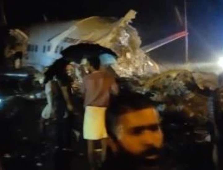 વિમાનનો આગળનો ભાગ ક્ષતિગ્રસ્ત થઇ ગયો હતો અને બે ટુકડાં થયા હતા. ફ્લાઈટ નંબર IX1344 દુબઈથી કેરળ આવી રહી હતી.