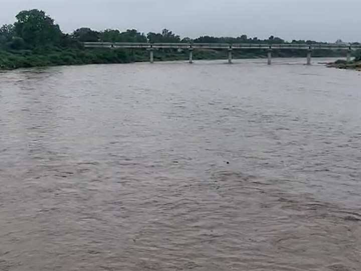 ગુજરાતના આ શહેરમાં 5 ઈંચ વરસાદ ખાબક્યો, ધોધમાર વરસાદને કારણે નદી-નાળા છલાકાયા 5 Inch Rain in Chhota Udaipur at last night ગુજરાતના આ શહેરમાં 5 ઈંચ વરસાદ ખાબક્યો, ધોધમાર વરસાદને કારણે નદી-નાળા છલાકાયા