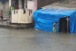 સુરતઃ વરસાદથી નીચાણવાળા વિસ્તારોમાં ગોઠણસમા ભરાયા પાણી, ખાડીનું પાણી શહેરમાં ફરી વળ્યું