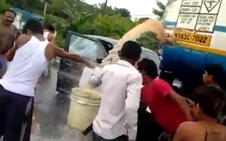 petrol tanker overturned in muzaffarpur competition to loot video goes viral પેટ્રોલ ભરેલું ટેન્કર પલટી જતાં લોકોએ ડોલ અને ડ્રમ લઈને ચલાવી લૂંટ, વીડિયો વાયરલ