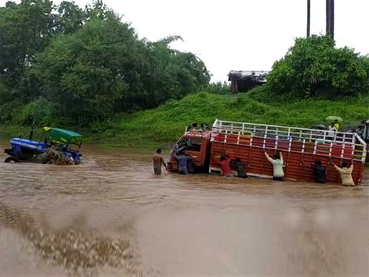 Tempo trapped in a stream of water in Chhota Udaipur village છોટાઉદેપુરમાં ધસમસતા પાણીના પ્રવાહમાં ટેમ્પો ફસાતા સ્થાનિક લોકો દોડી આવ્યા