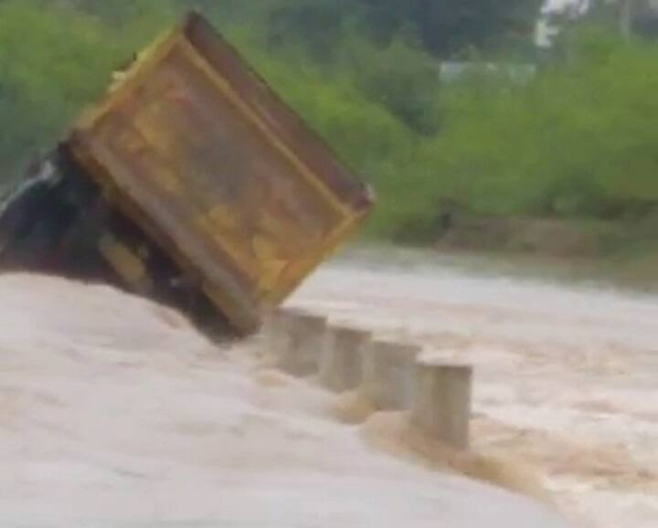 Truck drown in river at Thara, people rescue of 7 persons with driver બનાસકાંઠાઃ બ્રિજ પરથી ધસમસતા પ્રવાહ વચ્ચે ડ્રાઇવરે નાંખી ટ્રક, પછી શું થયું? સામે આવી LIVE તસવીરો