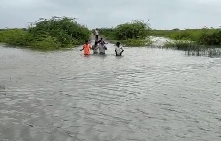 Today, Three incident of people dragged in flood of Gujarat, watch all information ગુજરાતમાં પૂરના પાણીમાં તણાવાની એક જ દિવસમાં 3-3 ઘટના, પોરબંદરમાં 4 યુવકો તણાયા