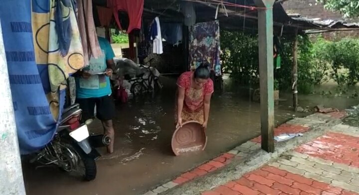 Heavy rains in Tapi flooded people's homes તાપીમાં ધોધમાર વરસાદ ખાબકતા લોકોના ઘરમાં પાણી ઘૂસ્યા, બે કલાકમાં 2 ઇંચ વરસાદ