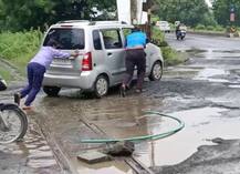 વડોદરાઃ પરિવારના સભ્યો સાથે કાર ખાબકી ખાડામાં, હાઈ-વે પર લાગી વાહનોની લાંબી લાઈનો