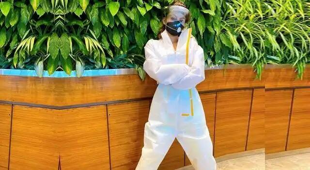 આ સાથે અભિનેત્રીનો મેસેજ એવો છે કે, કોરોનાના કારણે આપણે ફૂલ સુરક્ષા રાખવી જોઇએ, જેમ કે પીપીઇ કિટ સાથે સાથે તે દેખાઇ રહી છે તેમ.