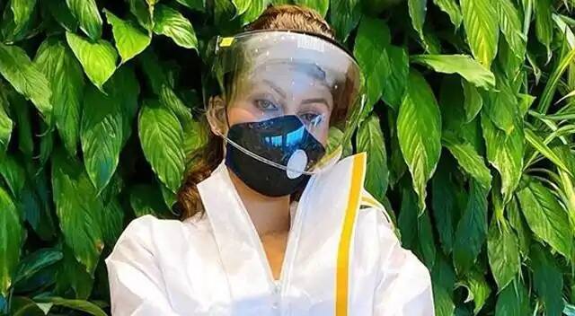 તસવીરોમાં ઉર્વશી રૌતેલા હાથો ગ્લવ્ઝ અને ચહેરા પર માસ્ક ફેસ શિલ્ડથી કવર કરેલા છે.